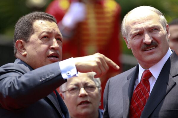  Уго Чавес встречает Александра Лукашенко в аэропорту «Симон Боливар»