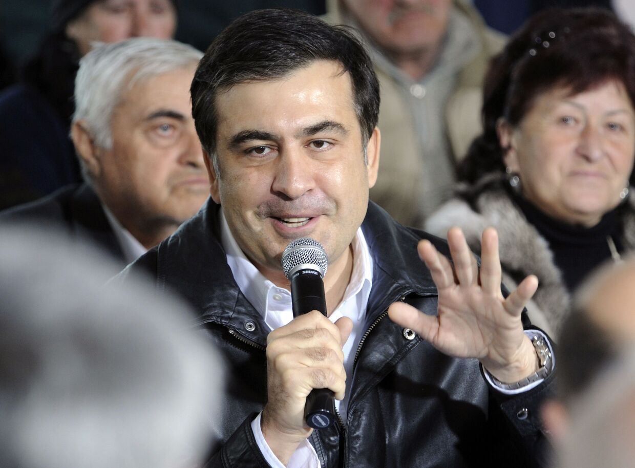 Президент Грузии Михаил Саакашвили провел встречу с жителями после того, как паника охватила Грузию в субботу, когда телеканал Имедиа сообщил, что русские танки вошли в столицу и президент Михаил Саакашвили был убит.