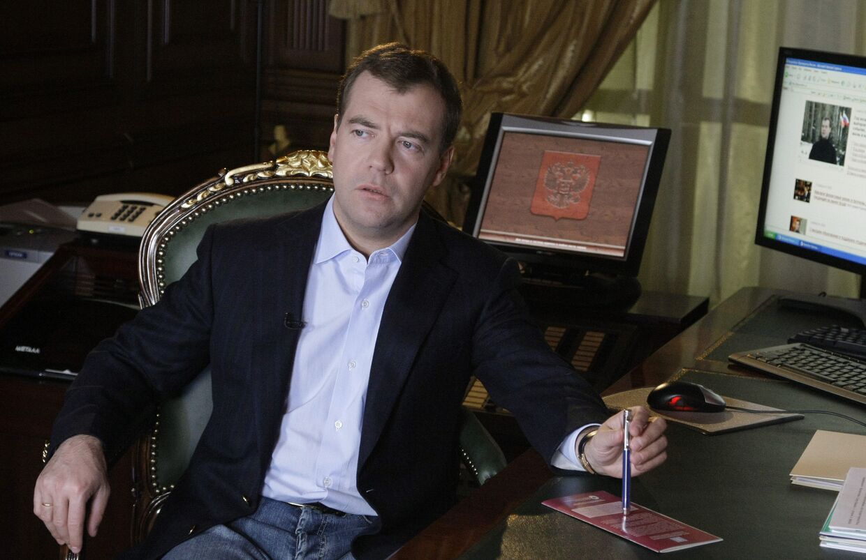 Президент РФ Д. Медведев записал свое первое видеобращение в Живом журнале