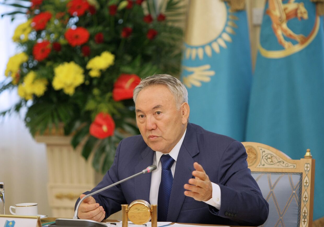 Нурсултан Назарбаев на встрече с главами делегаций стран СНГ
