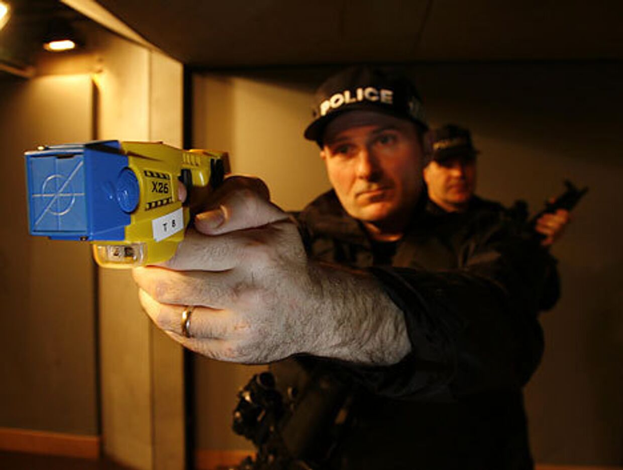 Европейские полицейские получат десять тысяч пистолетов с парализующим электрошокером