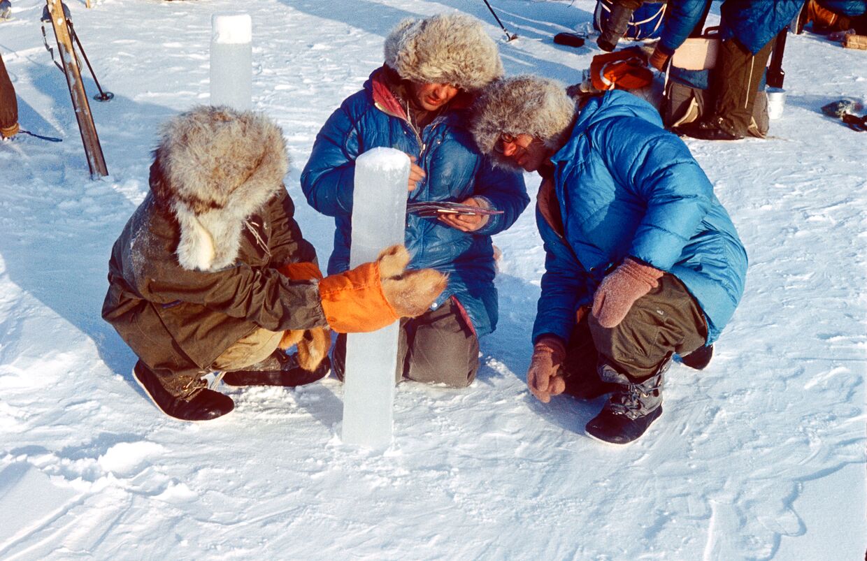 Участники арктической экспедиции Комсомольской правды изучают дрейфующие льды