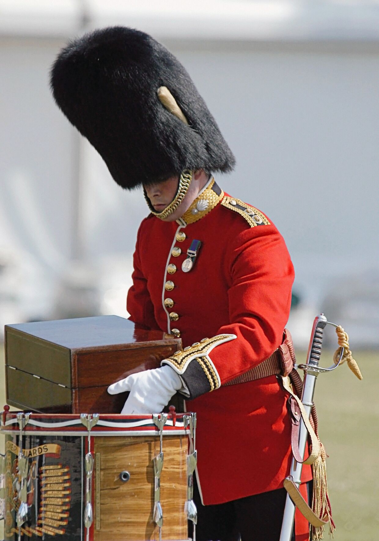 Британский королевский гвардеец в Букингемском дворце  