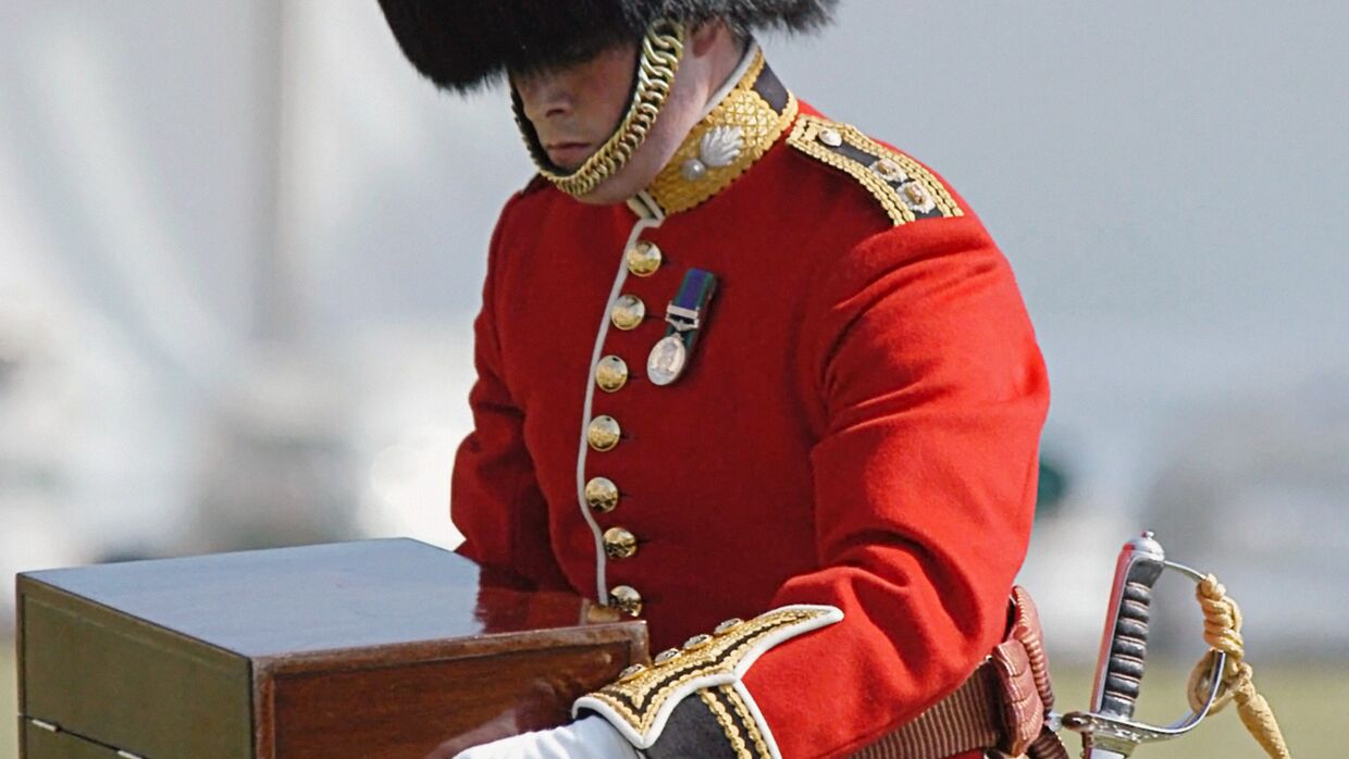 Британский королевский гвардеец в Букингемском дворце  