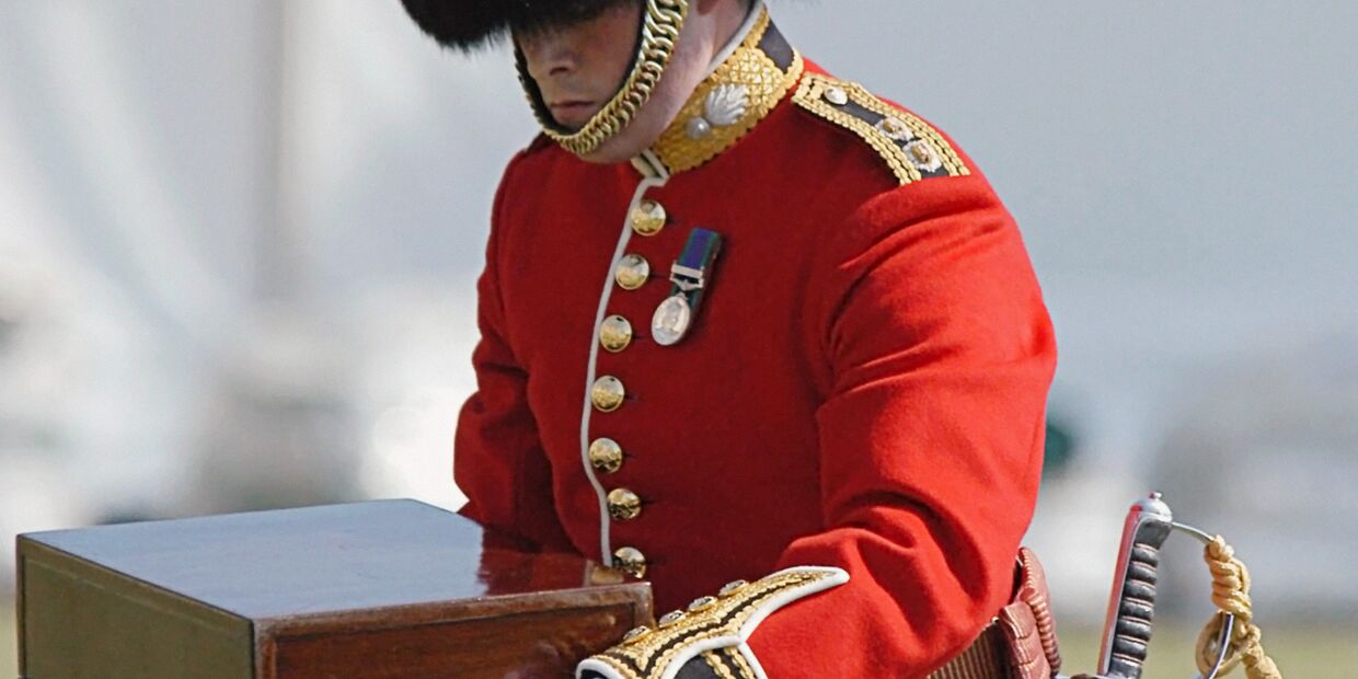 Британский королевский гвардеец в Букингемском дворце  