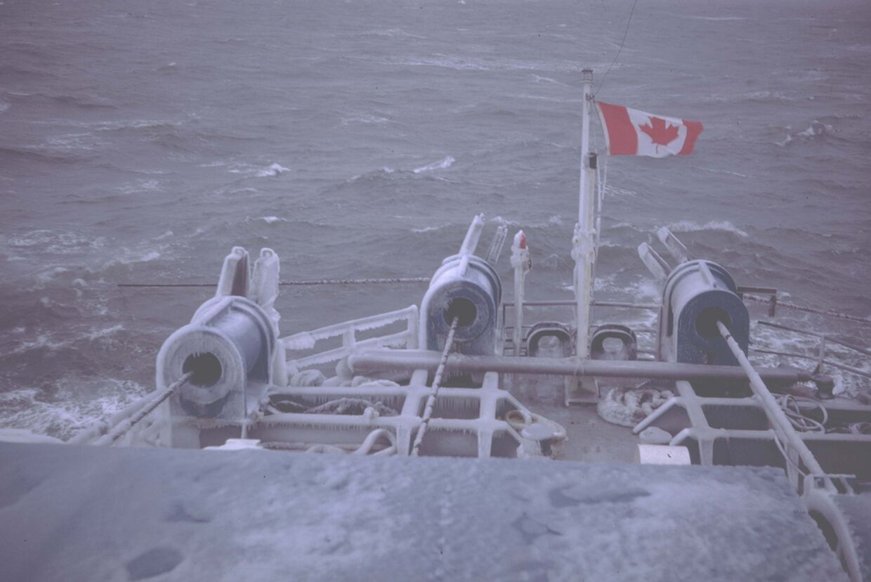 канадский исследовательский корабль в арктике