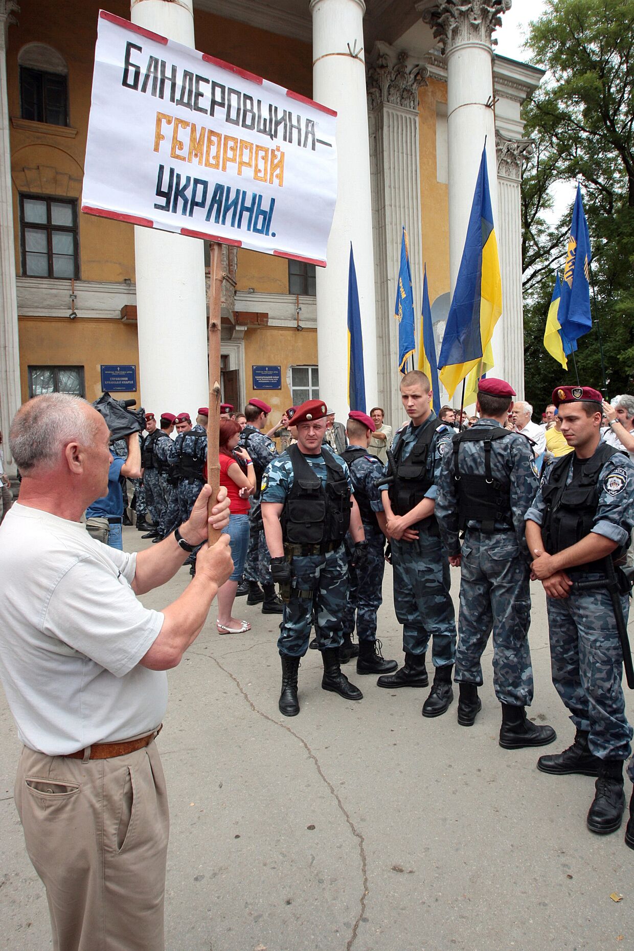 Активисты политических и общественных движений Крыма вышли на митинг в Симферополе