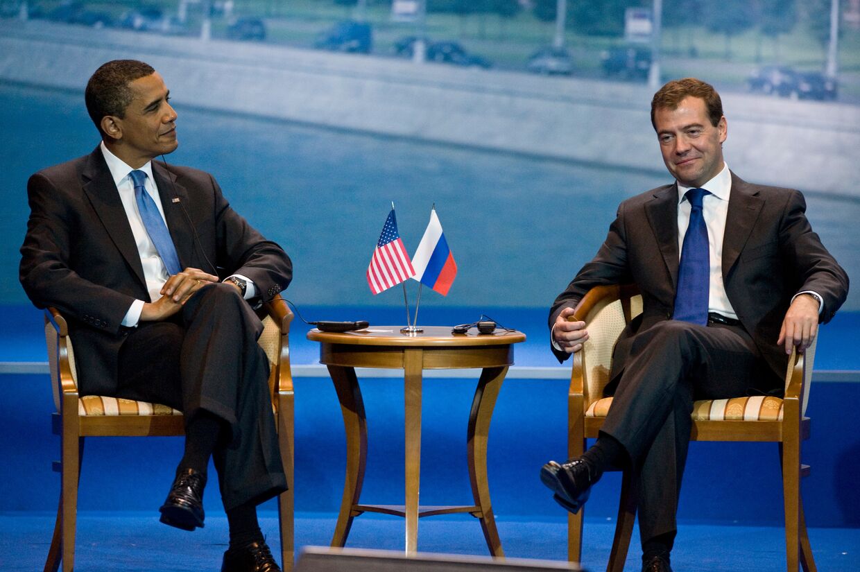 Иносми главное из иностранных. Обама Медведев СНВ-3. Перезагрузка Медведев Обама. СНВ Медведев и Обама. Кнопка перезагрузки Обама.