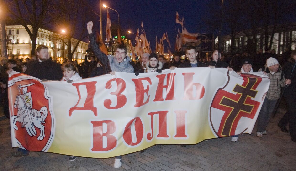 Белорусская оппозиция провела несанкционированное шествие по центральному проспекту Минска