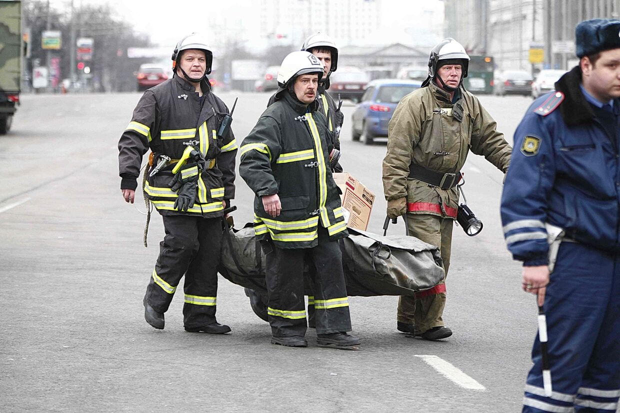 Работа спасателей у станции метро Лубянка