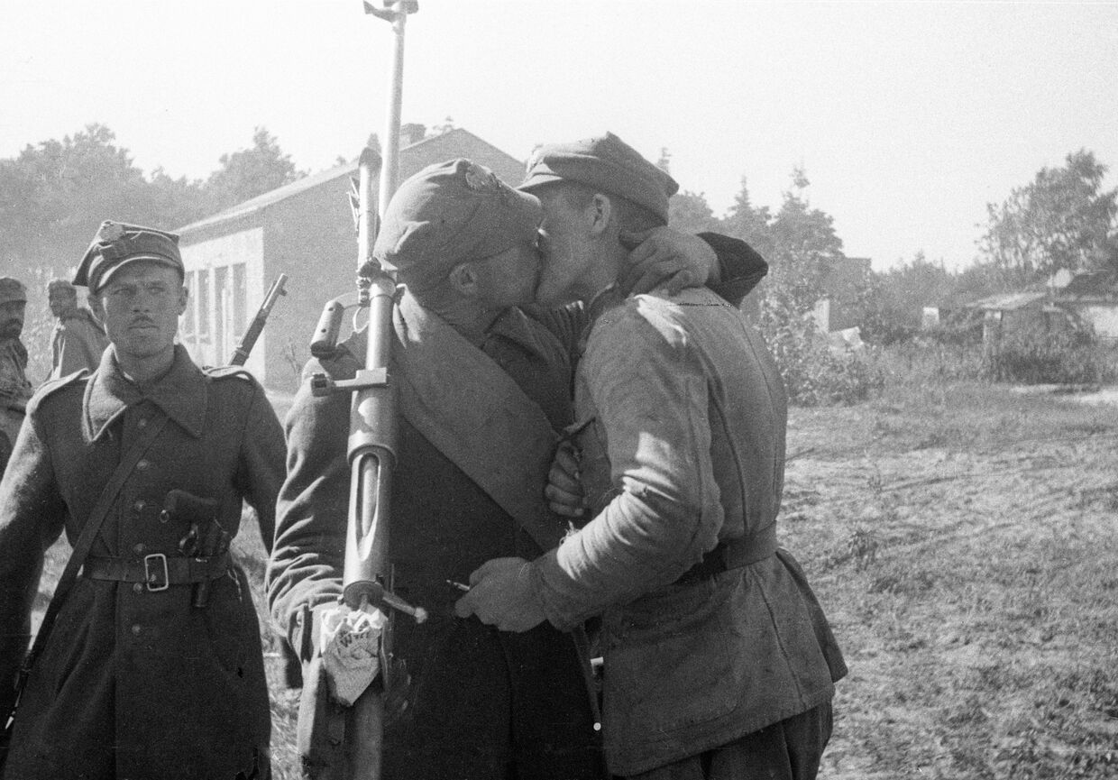 Встреча друзей - польских солдат под Варшавой в годы Великой Отечественной войны.