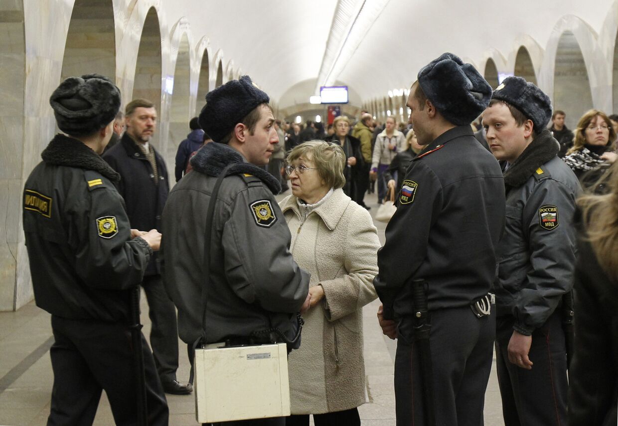 Милиция на станции метро Кузнецкий мост