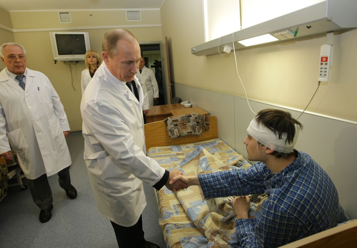 Премьер-министр РФ Владимир Путин посетил в больнице пострадавших от терактов в московском метро