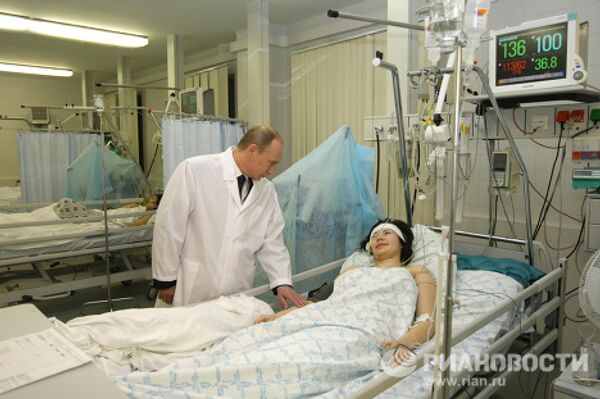 Премьер-министр РФ Владимир Путин посетил в больнице пострадавших от терактов в московском метро