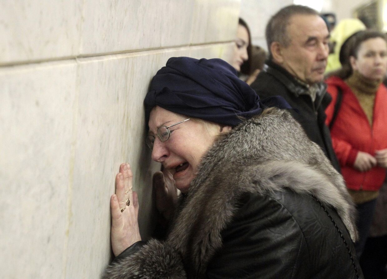 Родственники погибших при взрывах в соковском метро