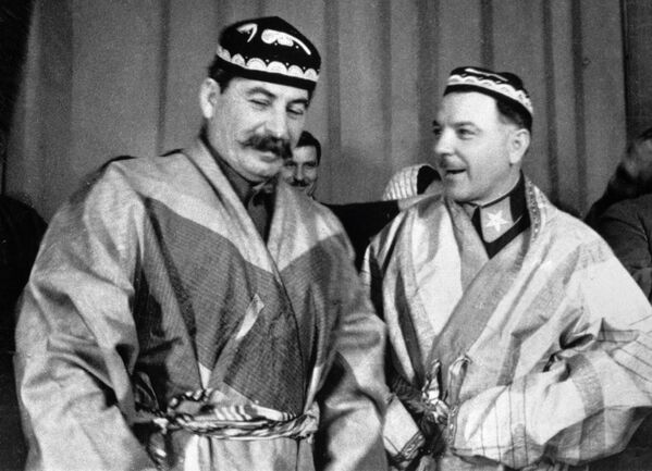 Сталин и Ворошилов в национальных костюмах Туркмении и Таджикистана