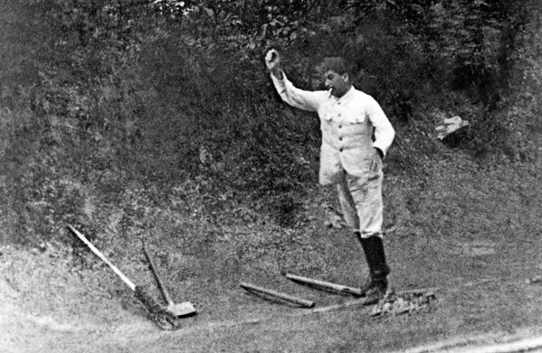 И.В.Сталин во время игры в городки
