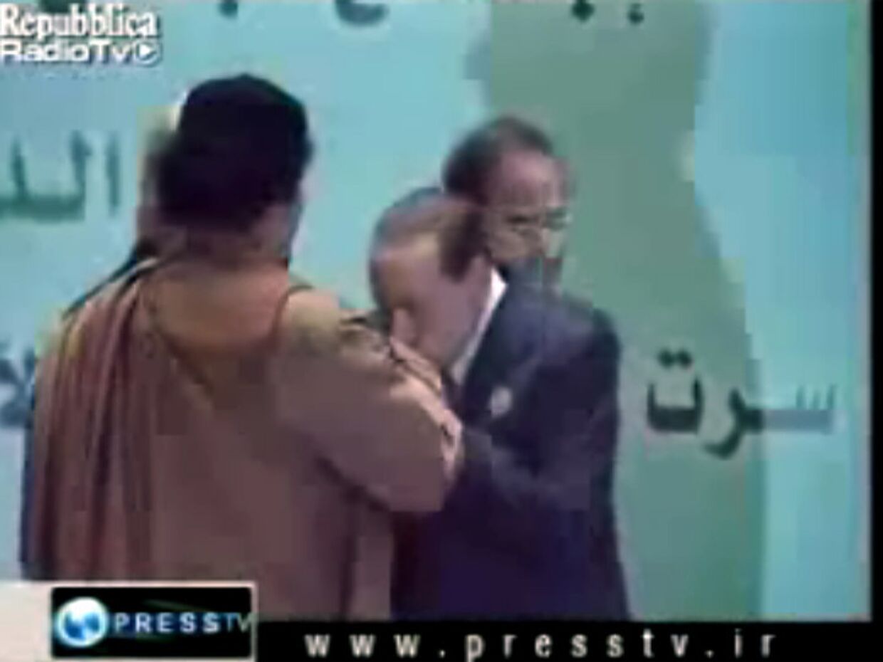 Берлускони целует руку Каддафи