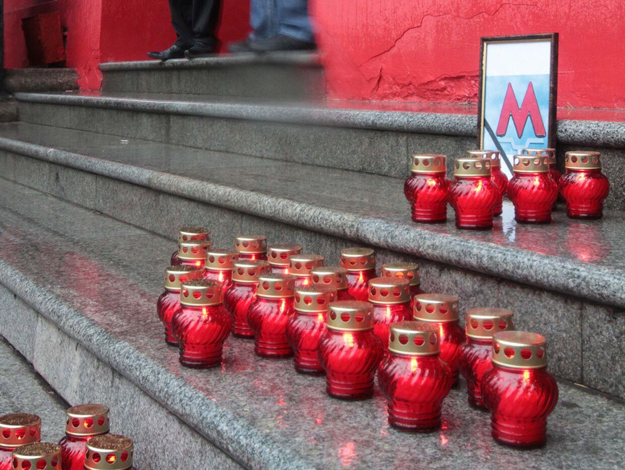 свечи, установленные в память жертвам взрывов в московском метро