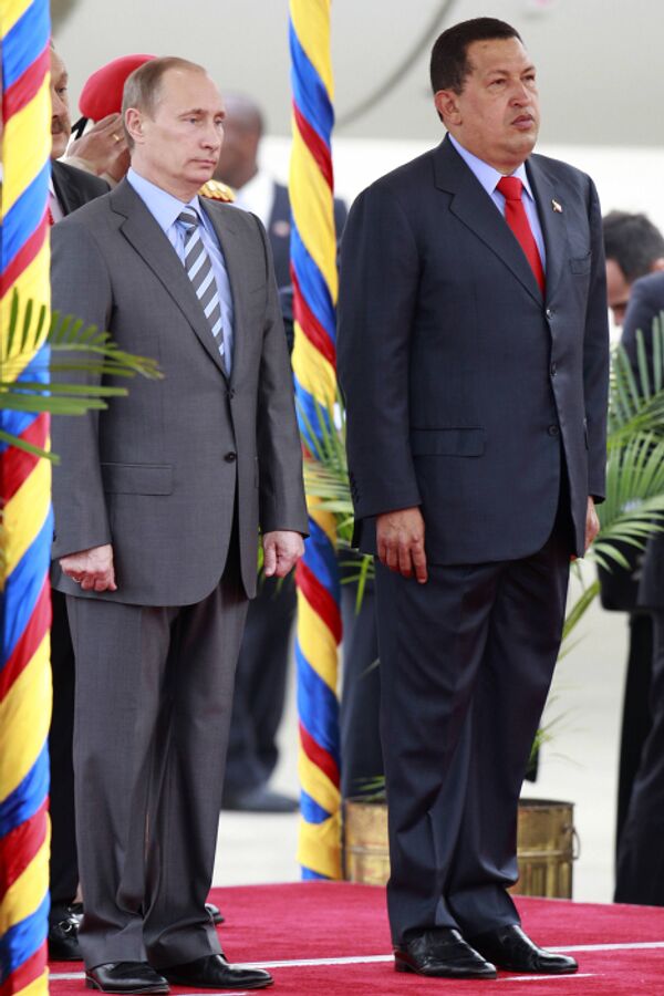 Президент Венесуэлы Уго Чавес приветствует премьер-министра России Владимира Путина в аэропорту Каракаса