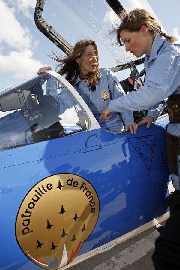 Карла Бруни и пилотажная группа Патруль де Франс в Салон-де-Провансе