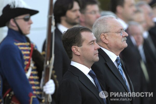 Президент РФ Д.Медведев на церемонии официальной встречи президентом Словакии И.Гашпаровичем