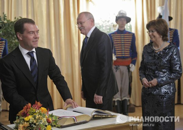 Президент РФ Д.Медведев на церемонии официальной встречи президентом Словакии И.Гашпаровичем