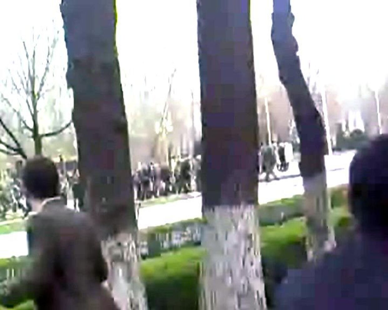Сотрудники милиции пытаются остановить беспорядки в Бишкеке
