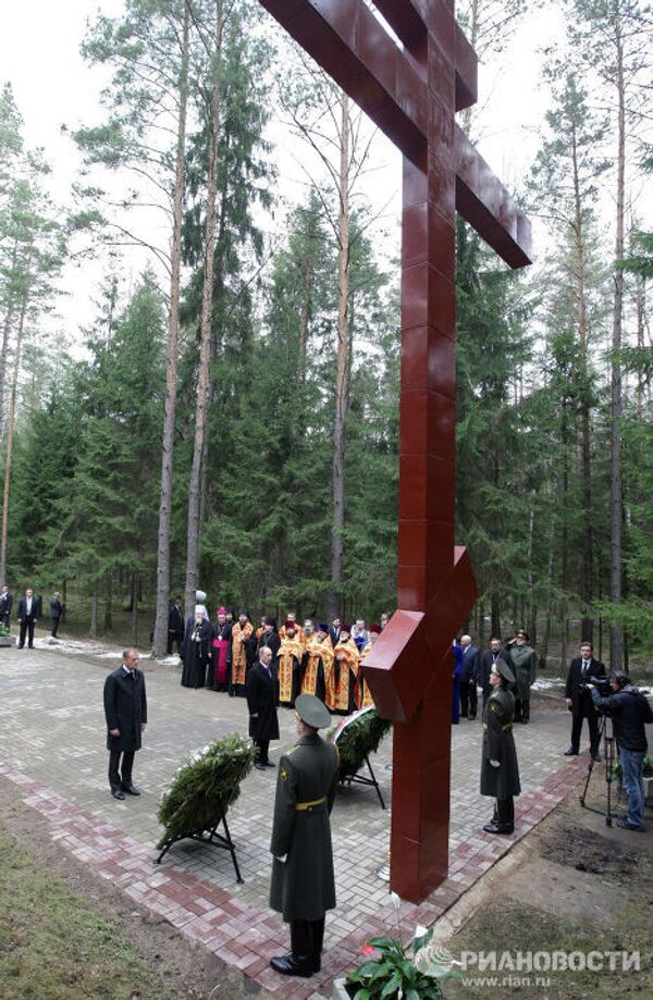Премьер-министр РФ Владимир Путин возложил венок у мемориального комплекса Катынь