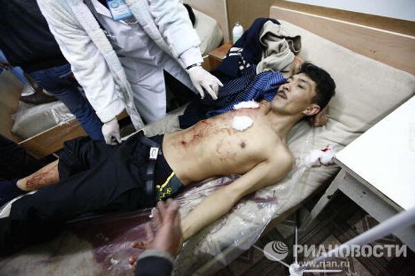Участников столкновений на улицах Бишкека доставляют в больницу