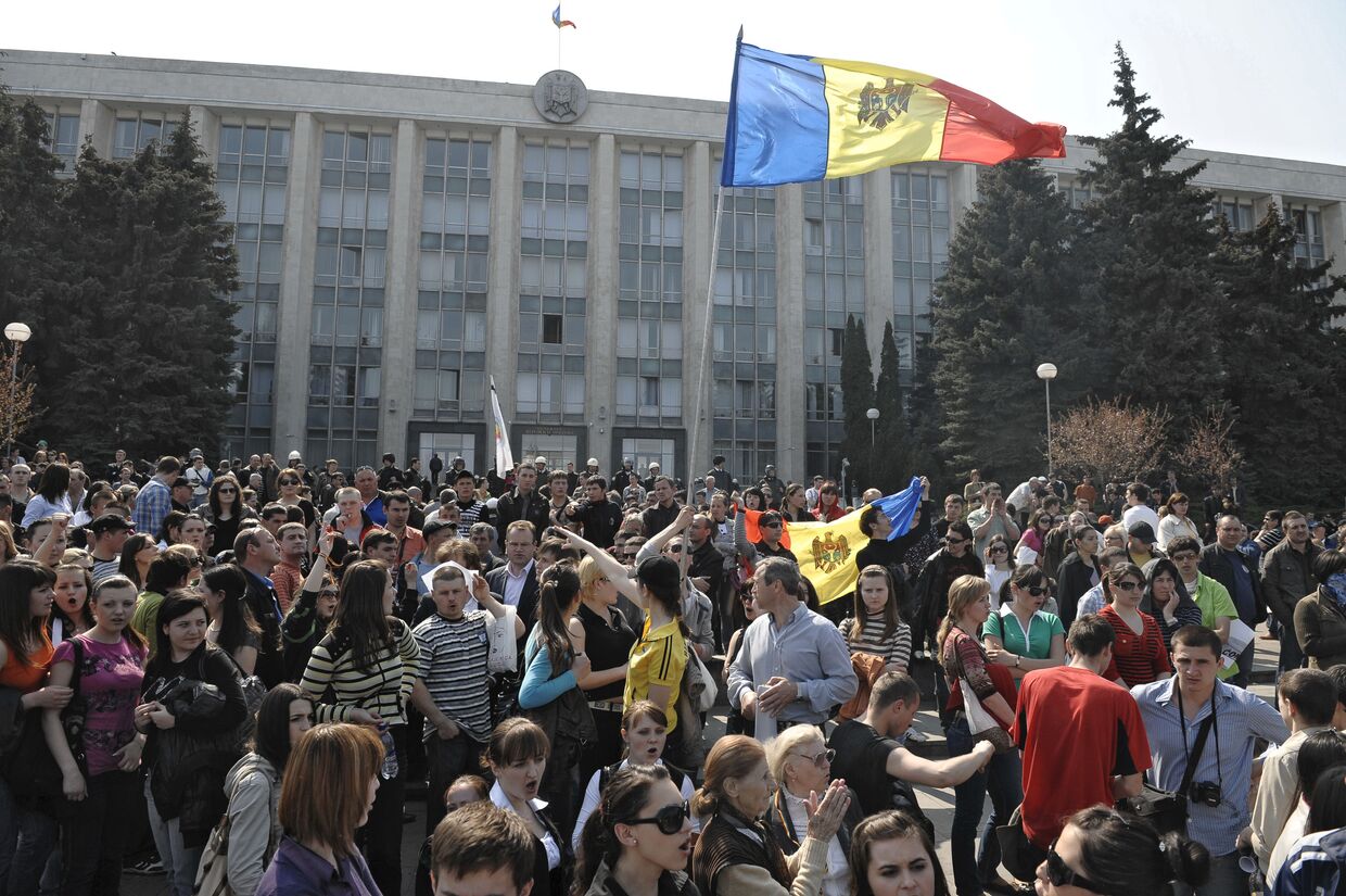Митингующие у здания парламента Республики на площади Великого национального собрания
