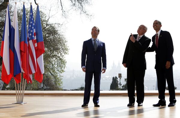 Президент России Дмитрий Медведев, президент Чехии Вацлав Клаус, президент США Барак Обама во время совместного фотографирования