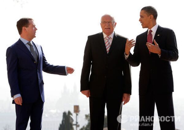 Президент России Дмитрий Медведев, президент Чехии Вацлав Клаус, президент США Барак Обама во время совместного фотографирования