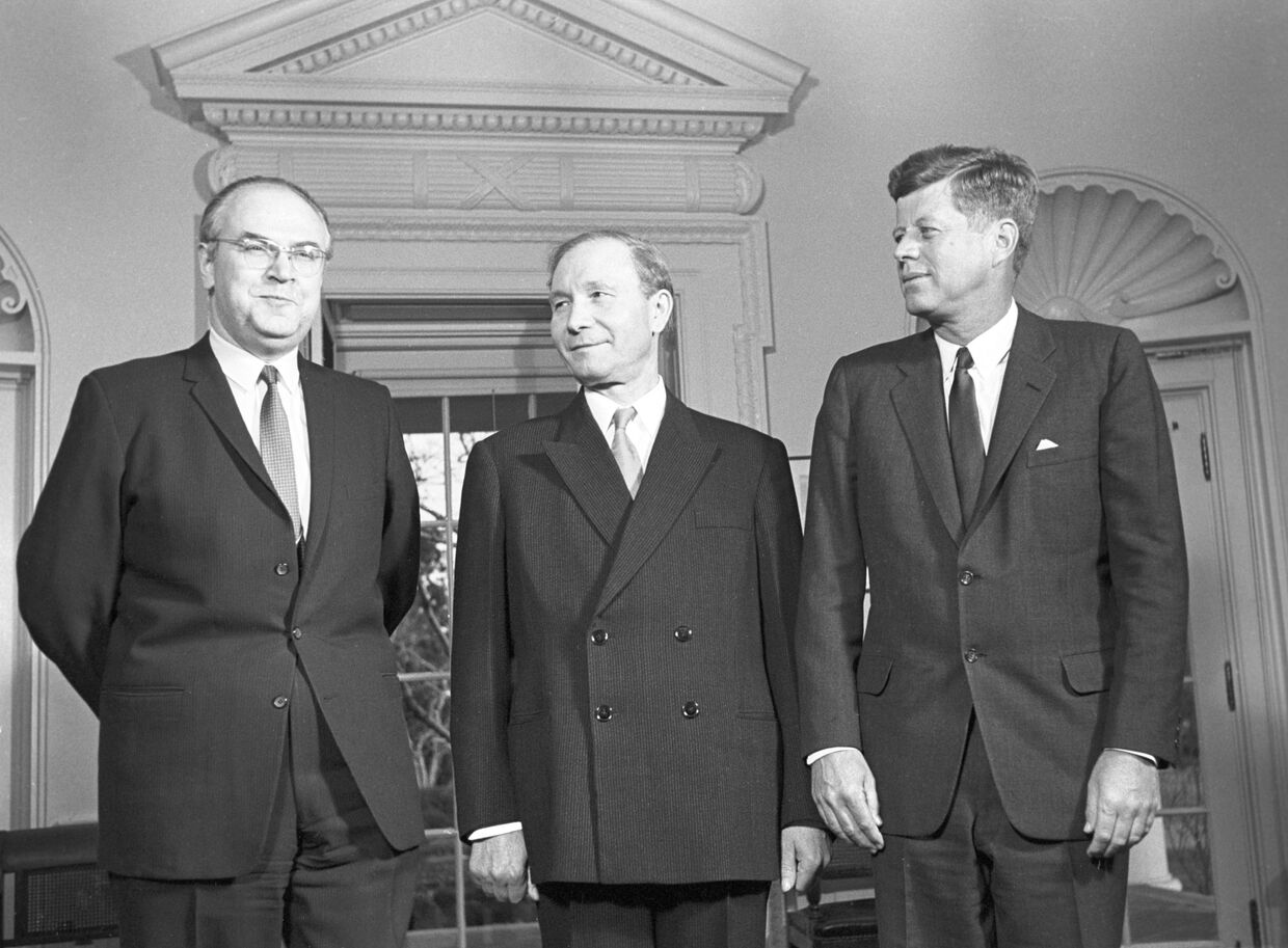 А.Ф.Добрынин, В.Кузнецов и Д.Кеннеди в Белом доме в Вашингтоне