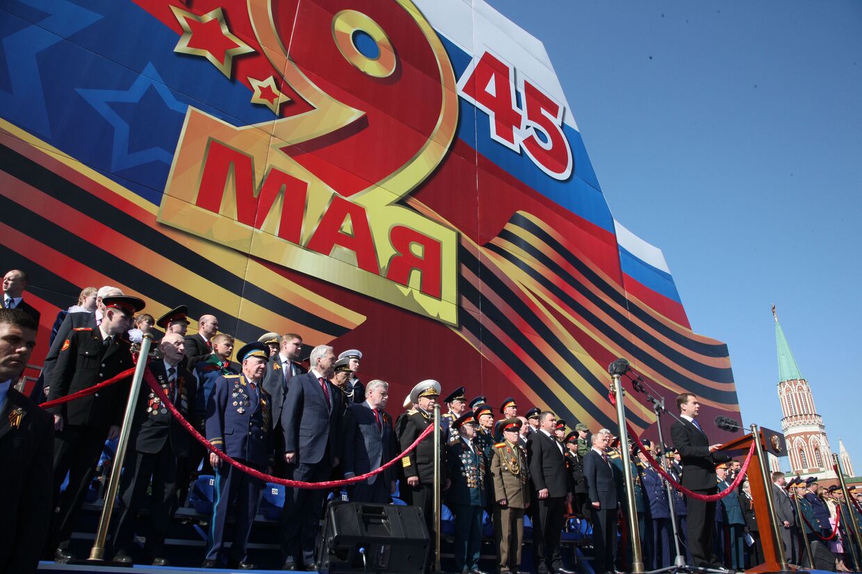 Президент РФ Д.Медведев на Военном параде по случаю Дня Победы