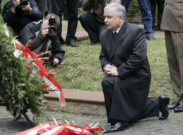 Президент Польши Лех Качиньский во время посещения мемориального комплекса Катынь