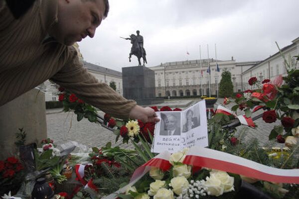 Люди приносят цветы к президентскому дворцу в Варшаве