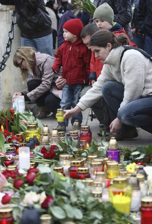 Люди приносят цветы к президентскому дворцу в Варшаве