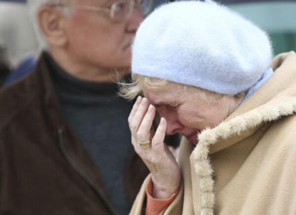 Женщина плачет возле президентского дворца в Варшаве