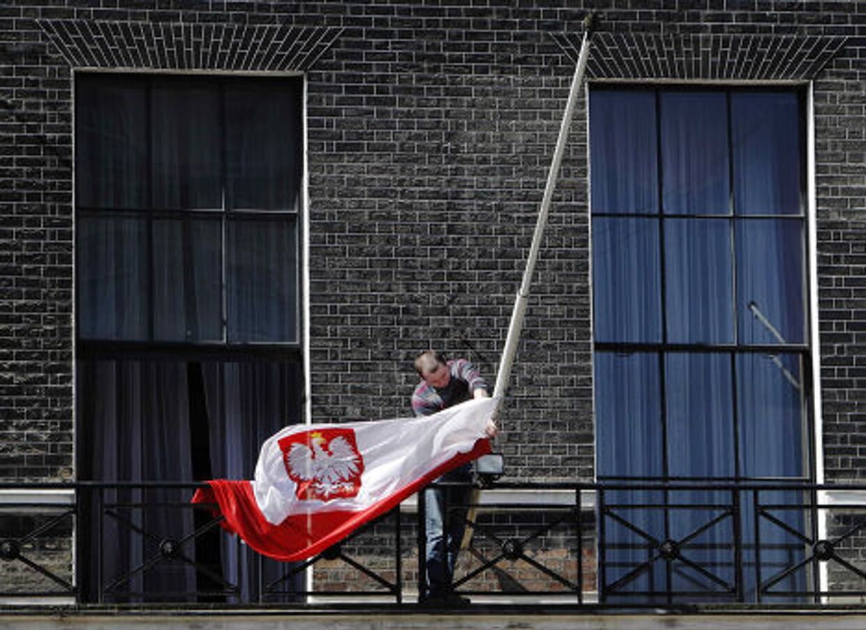 Спуск национального флага Польши со здания посольства Польши в Лондоне