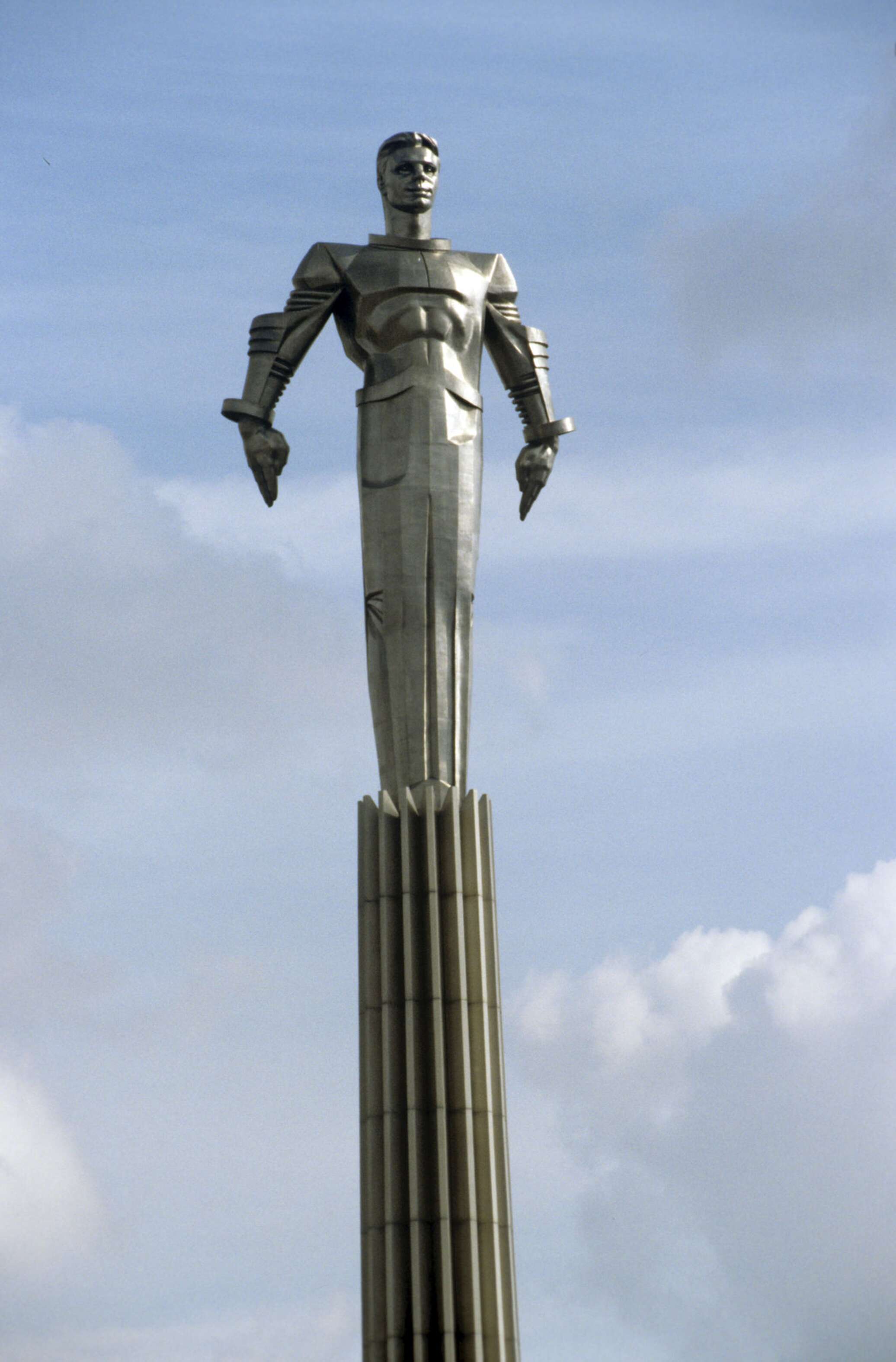 Памятник юрию гагарину в москве. Памятник гагарину был установлен 4 июля. Памятник юрию гагарину в москве. Памятник гагарину был установлен 4 июля. Памятник гагарину на вднх.