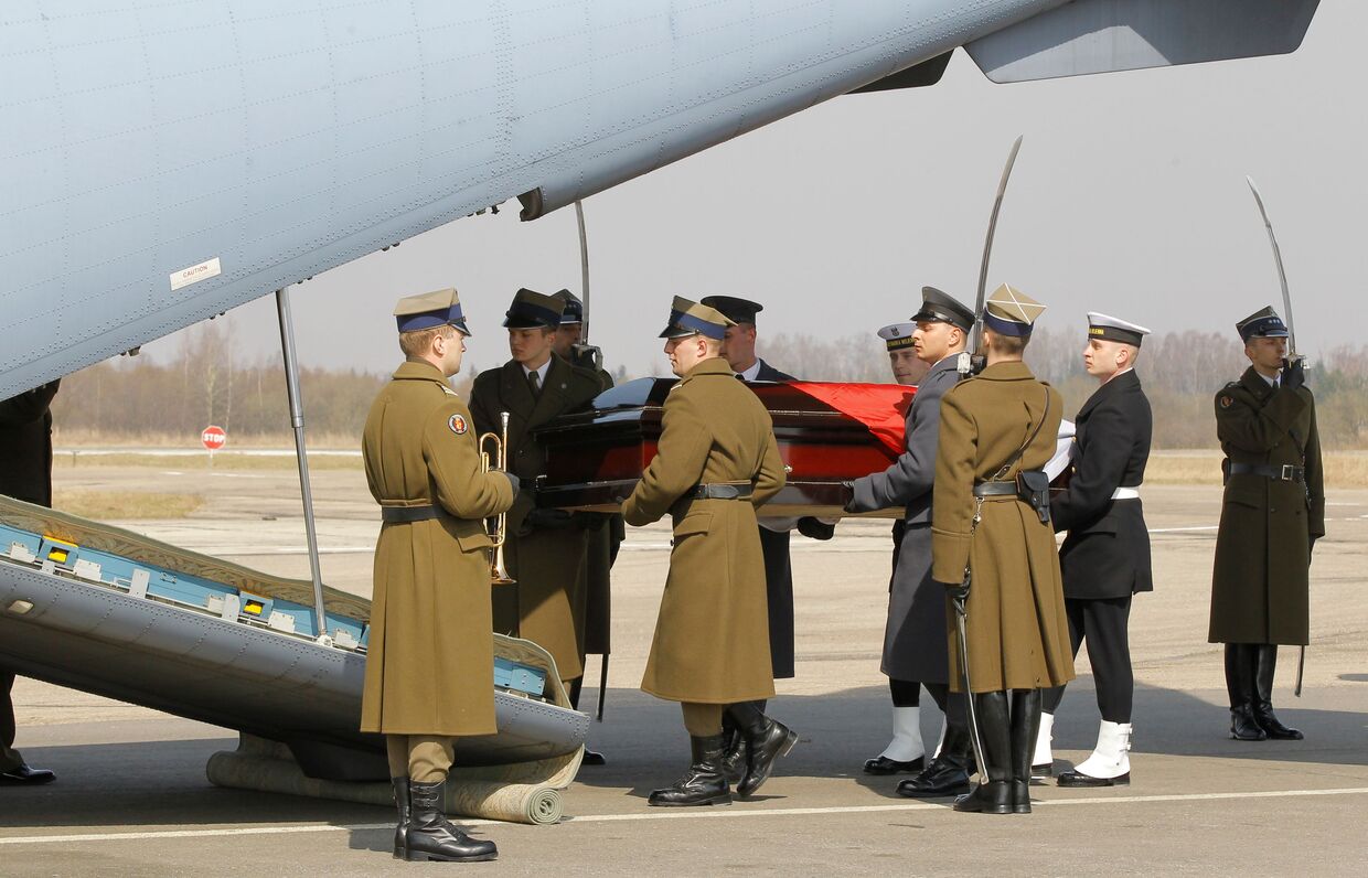Тело президента Польши Леха Качиньского, погибшего в результате авиакатастрофы в Смоленской области, отправлено в Варшаву