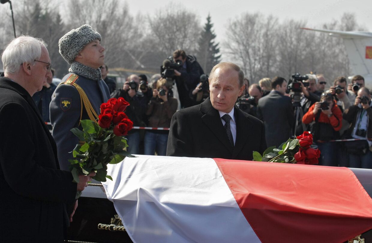 Премьер-министр РФ Владимир Путин на церемонии прощания с президентом Польши, погибшим в авиакатастрофе