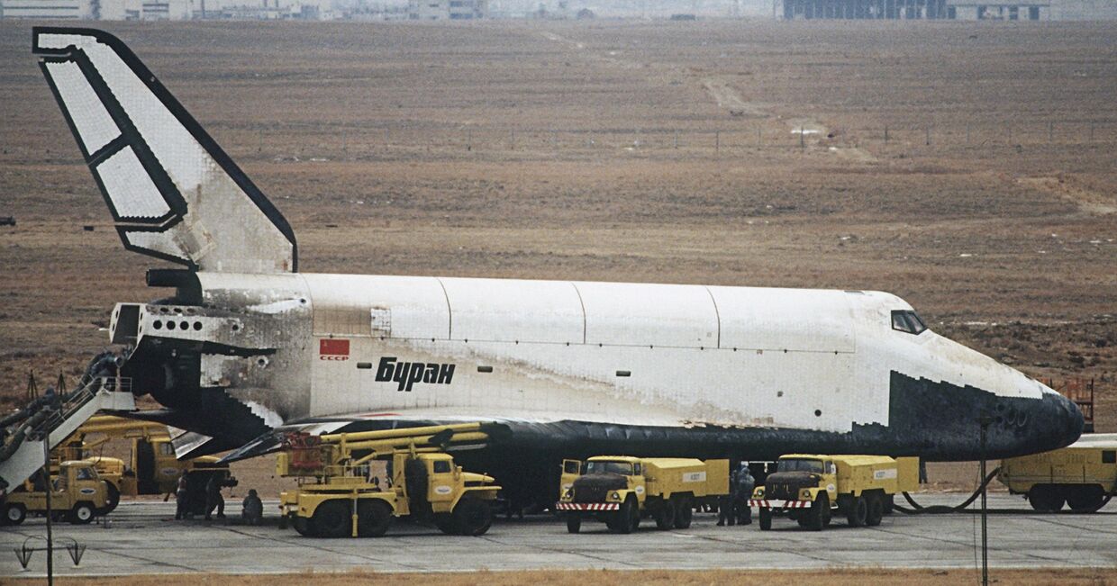 Орбитальный корабль Буран после приземления