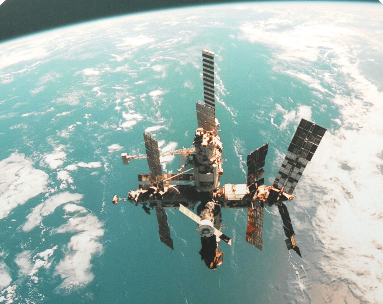 Репродукция с фотографии орбитальной станции Мир