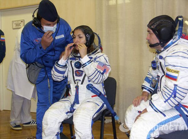 Тренировка членов экипажа космического корабля Союз ТМА-9