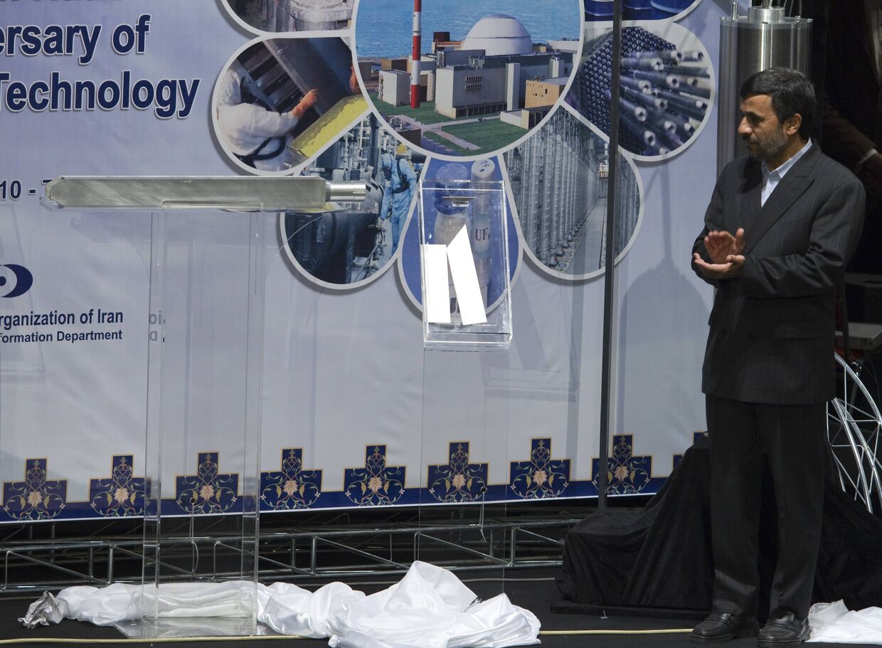 Президент Ирана Махмуд Ахмадинежад представляет сегмент ядерного топлива