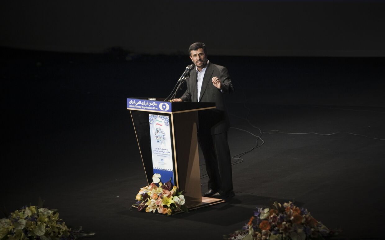 Президент Ирана Махмуд Ахмадинежад выступает по случаю четвертой годовщины национальной ядерной технологии