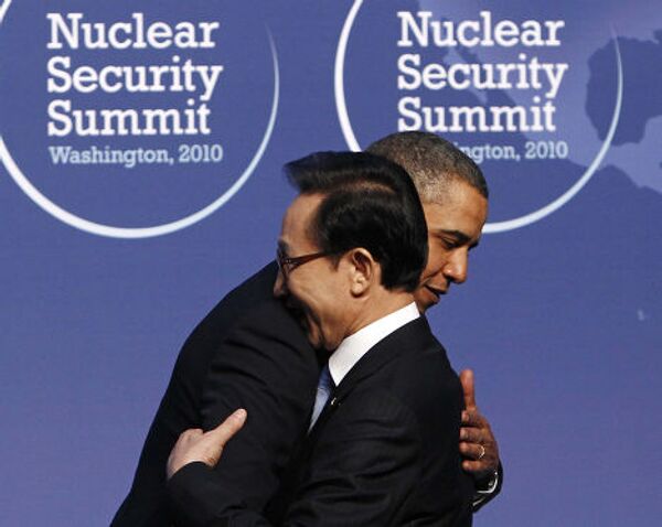 барак обама и президент Южной Кореи Ли Мен Бак на саммите по ядерной безопасности