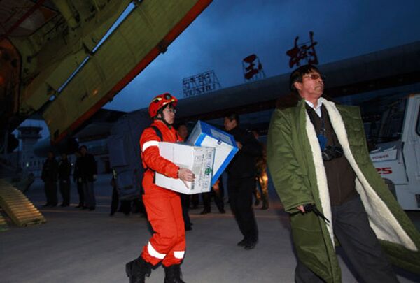 Спасатели доставили гуманитарную помощь для пострадавших от землетрясения в Китае